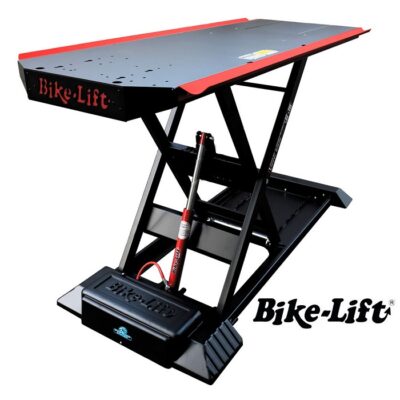 Elevador electro-hidráulico Absolute 756 Gate de Bike-Lift elevando una motocicleta Custom pesada en taller.