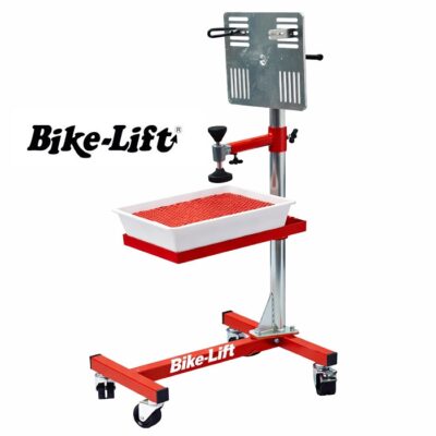 Soporte universal para motores de moto Bike-Lift ES-06 con rotación 360 grados y bandeja de drenaje instalada en taller.